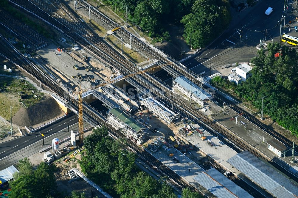 Luftaufnahme Berlin - Baustelle zum Neubau der Brückenkonstruktion am Sterndamm am S- Bahnhof im Ortsteil Schöneweide in Berlin, Deutschland