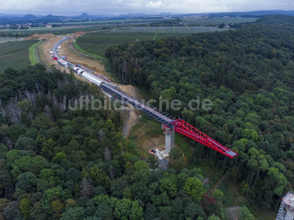 Pirna aus der Vogelperspektive: Baustelle zum Neubau der Brückenkonstruktion Talbrücke Gottleuba in Pirna im Bundesland Sachsen, Deutschland