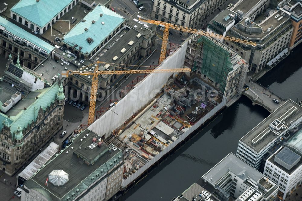 Luftbild Hamburg - Baustelle zum Neubau eines Büro- und Einkaufskomplex mit einer vierstöckigen Tiefgarage im Ortsteil Hamburg-Altstadt in Hamburg