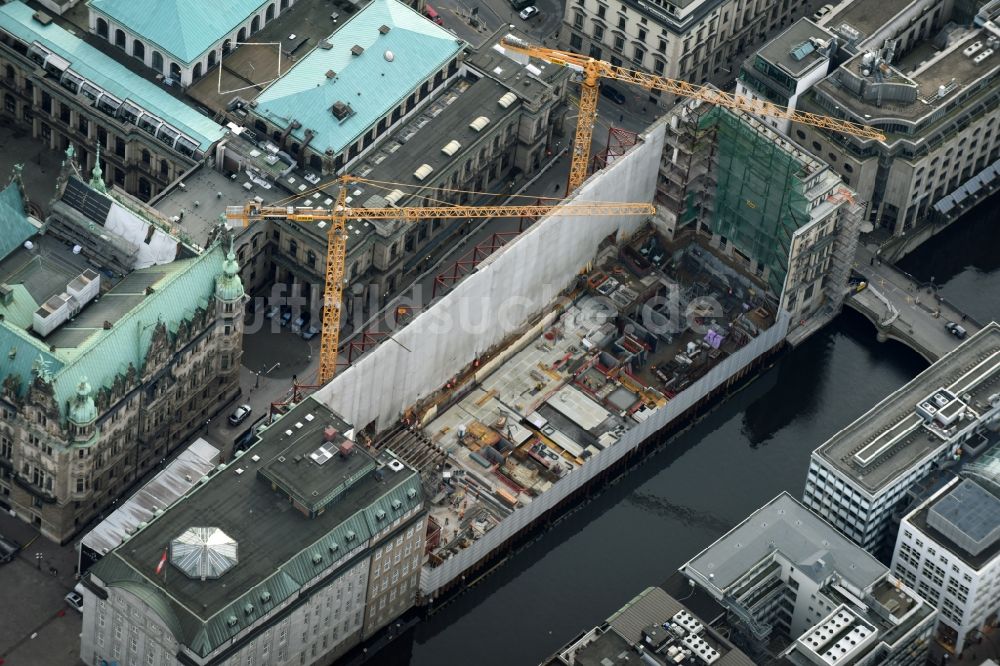 Luftaufnahme Hamburg - Baustelle zum Neubau eines Büro- und Einkaufskomplex mit einer vierstöckigen Tiefgarage im Ortsteil Hamburg-Altstadt in Hamburg