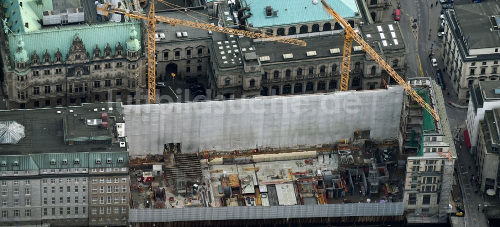 Hamburg von oben - Baustelle zum Neubau eines Büro- und Einkaufskomplex mit einer vierstöckigen Tiefgarage im Ortsteil Hamburg-Altstadt in Hamburg