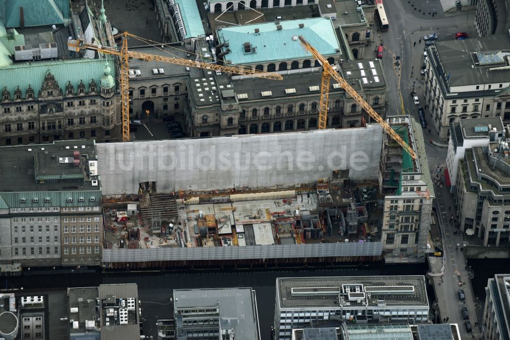 Hamburg aus der Vogelperspektive: Baustelle zum Neubau eines Büro- und Einkaufskomplex mit einer vierstöckigen Tiefgarage im Ortsteil Hamburg-Altstadt in Hamburg