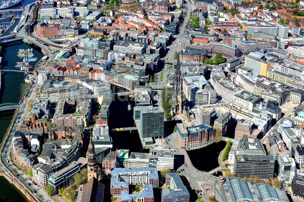 Hamburg von oben - Baustelle zum Neubau eines Büro- und Geschäftshaus- Ensemble Neue Burg 1 am Kirchengebäude des Mahnmal St. Nikolai an der Willy-Brandt-Straße in Hamburg, Deutschland