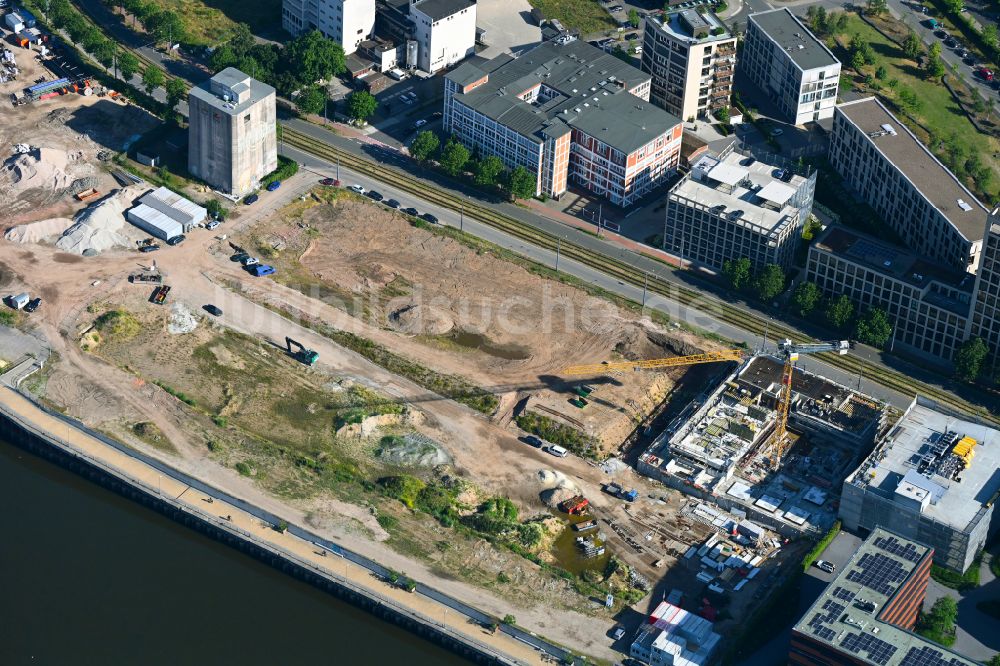 Luftaufnahme Bremen - Baustelle zum Neubau eines Büro- und Geschäftshaus- Ensemble im Ortsteil Überseestadt in Bremen, Deutschland