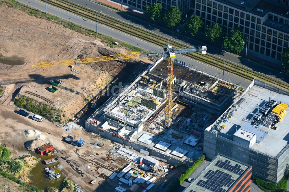 Bremen von oben - Baustelle zum Neubau eines Büro- und Geschäftshaus- Ensemble im Ortsteil Überseestadt in Bremen, Deutschland