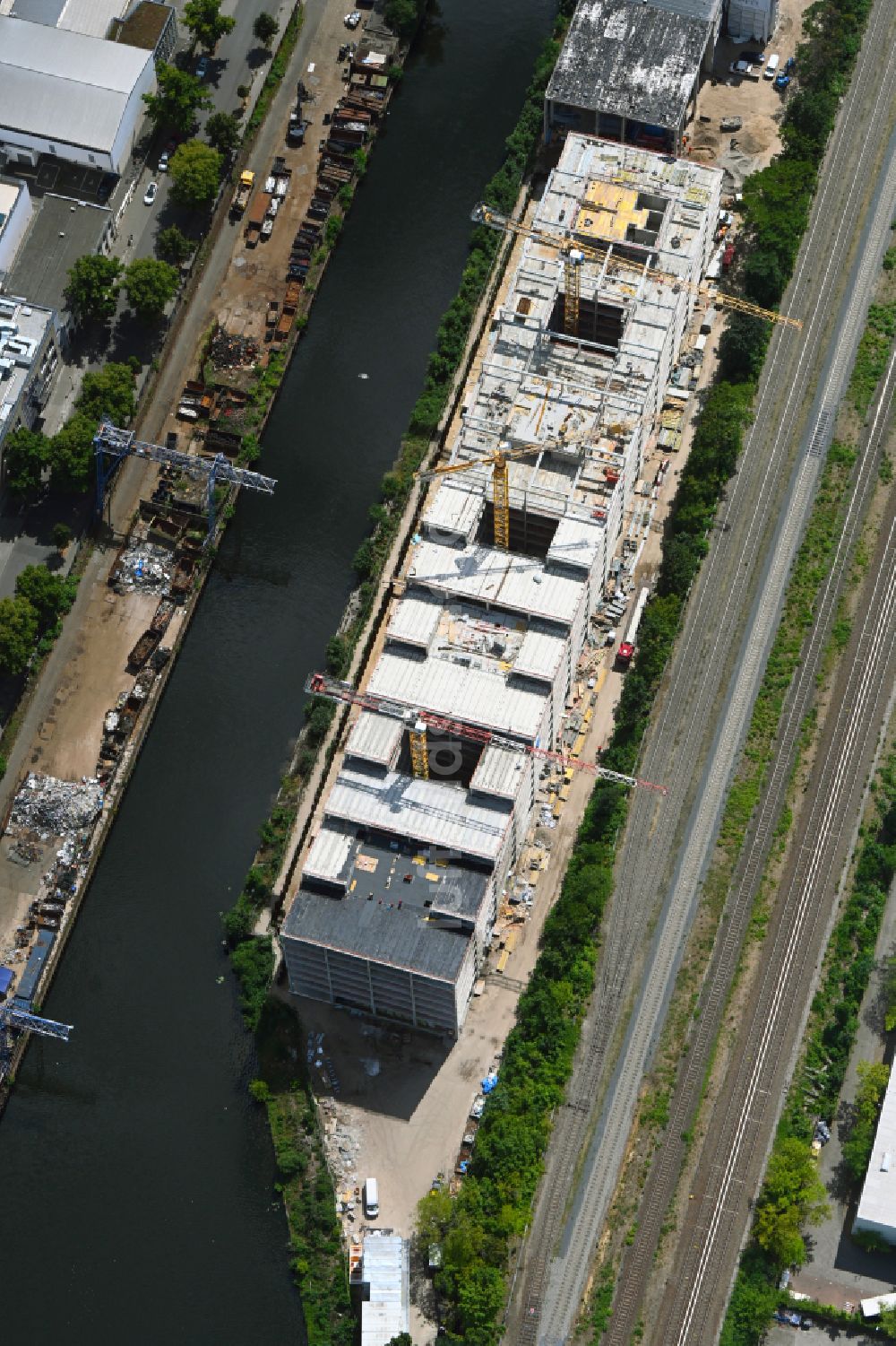 Berlin aus der Vogelperspektive: Baustelle zum Neubau eines Büro- und Geschäftshaus- Ensemble The SHED - Work und Light-Industrial Campus in Berlin, Deutschland