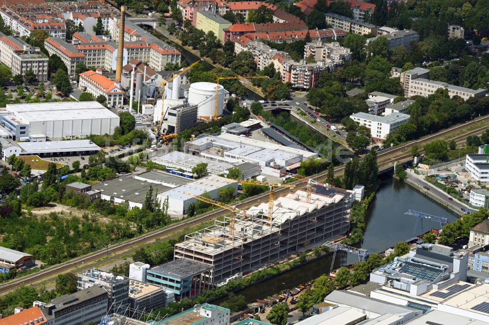 Luftaufnahme Berlin - Baustelle zum Neubau eines Büro- und Geschäftshaus- Ensemble The SHED - Work und Light-Industrial Campus in Berlin, Deutschland