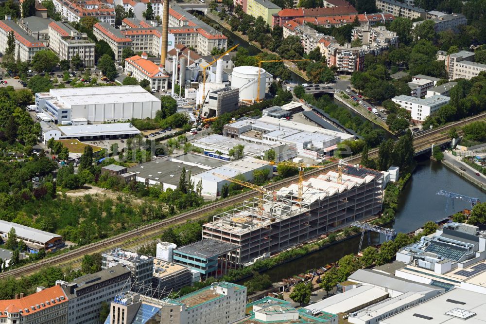 Berlin von oben - Baustelle zum Neubau eines Büro- und Geschäftshaus- Ensemble The SHED - Work und Light-Industrial Campus in Berlin, Deutschland