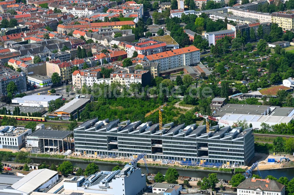 Berlin von oben - Baustelle zum Neubau eines Büro- und Geschäftshaus- Ensemble The SHED - Work und Light-Industrial Campus in Berlin, Deutschland