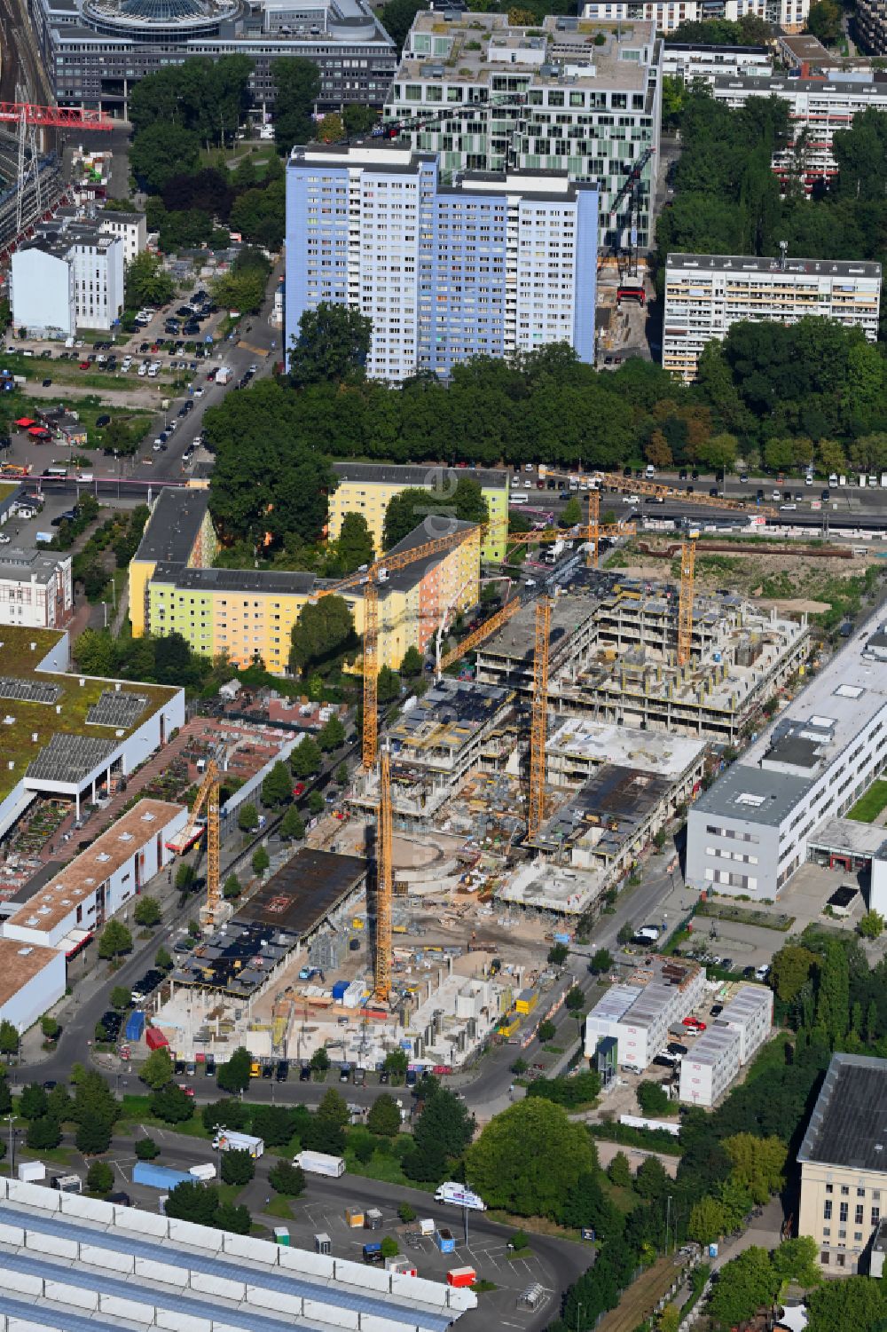 Berlin aus der Vogelperspektive: Baustelle zum Neubau eines Büro- und Geschäftshaus- Ensemble Wriezener Karree im Ortsteil Friedrichshain in Berlin, Deutschland