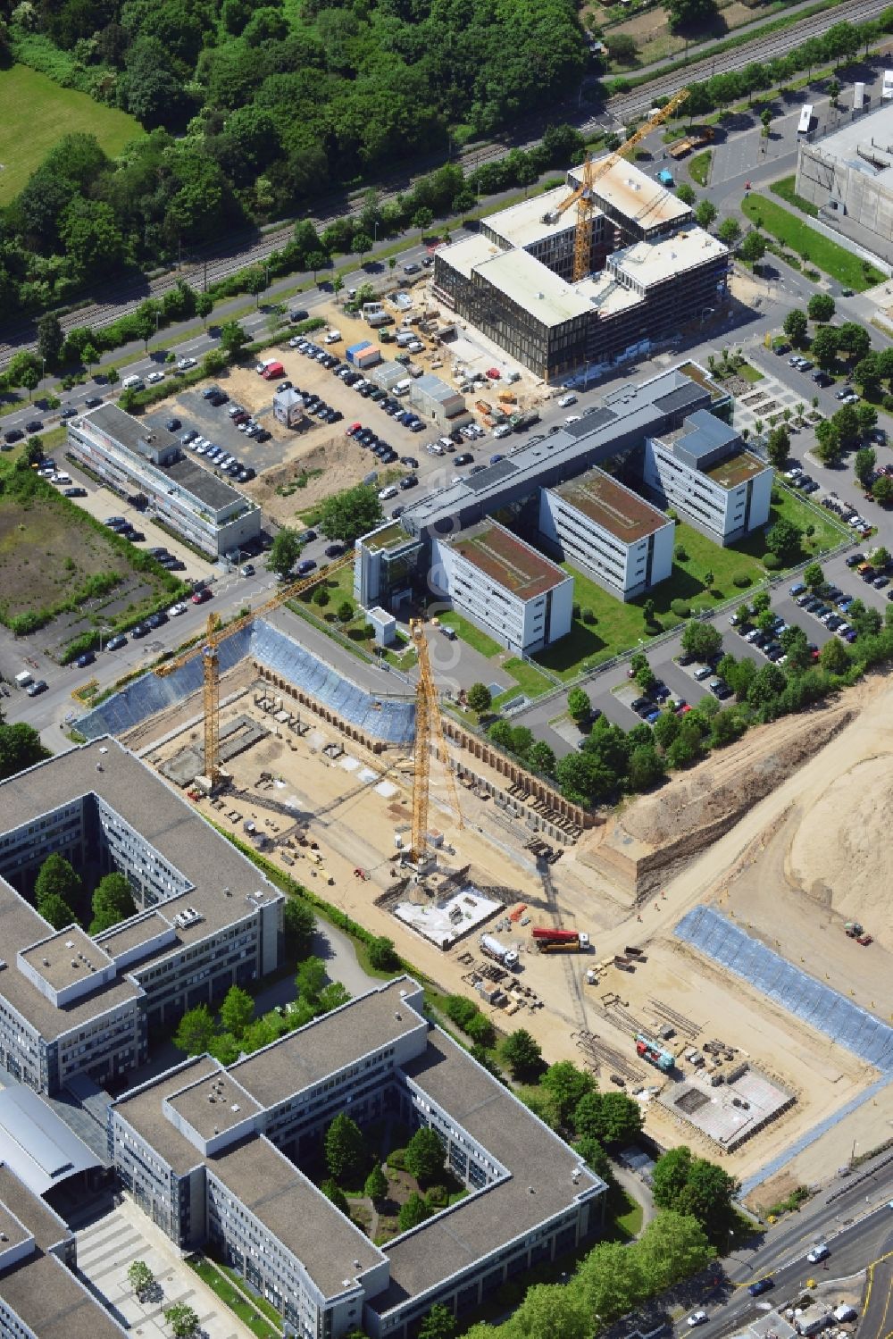 Bonn von oben - Baustelle zum Neubau eines Büro- und Geschäftshaus- Komplex an der Friedrich-Ebert-Allee im Bundesviertel in Bonn im Bundesland Nordrhein-Westfalen