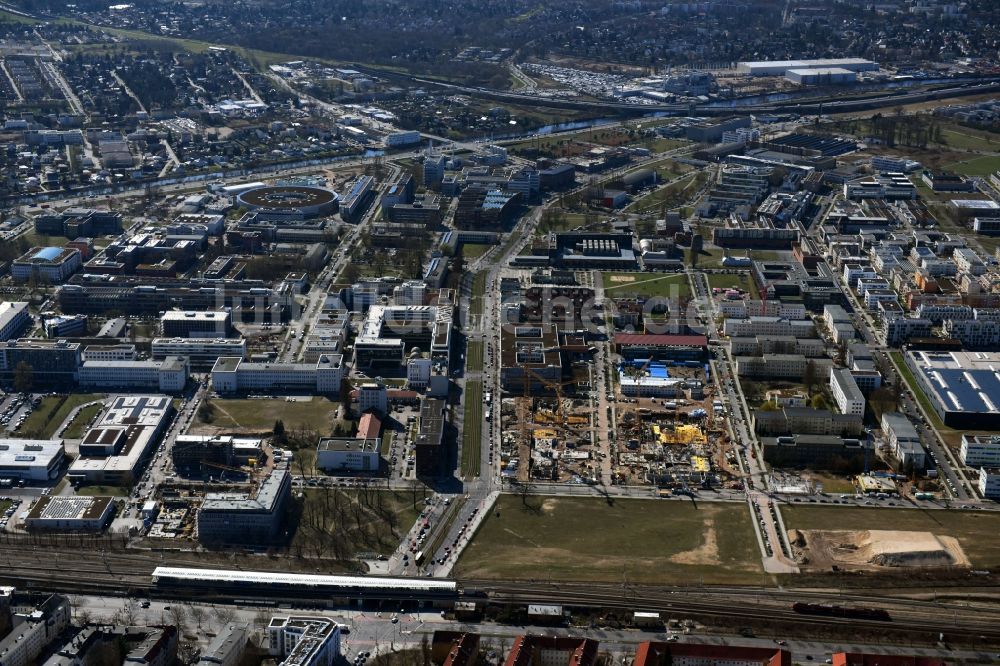 Berlin von oben - Baustelle zum Neubau eines Büro- und Geschäftshauses Allianz Campus Berlin im Ortsteil Johannisthal - Adlershof in Berlin