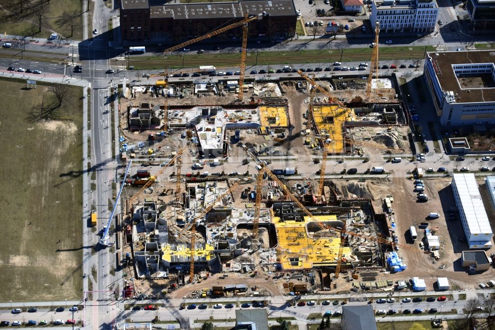 Berlin aus der Vogelperspektive: Baustelle zum Neubau eines Büro- und Geschäftshauses Allianz Campus Berlin im Ortsteil Johannisthal - Adlershof in Berlin