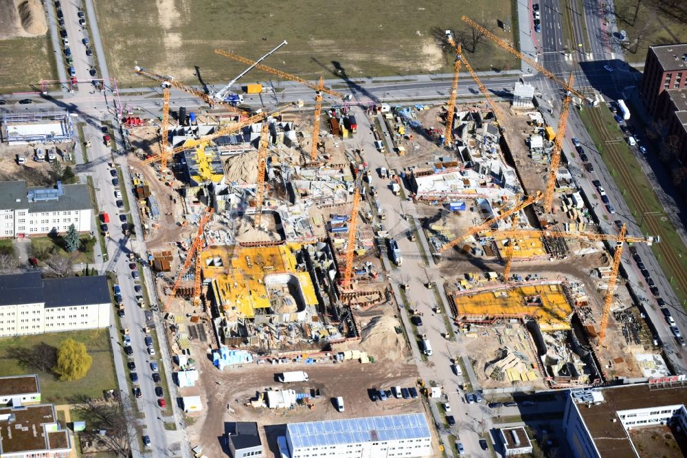 Berlin aus der Vogelperspektive: Baustelle zum Neubau eines Büro- und Geschäftshauses Allianz Campus Berlin im Ortsteil Johannisthal - Adlershof in Berlin