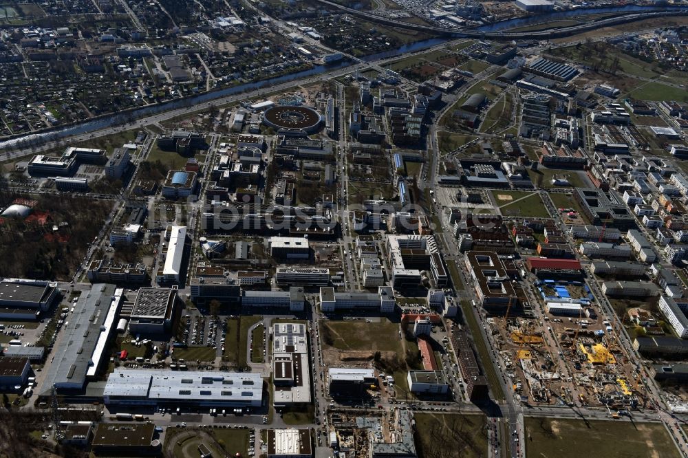 Luftaufnahme Berlin - Baustelle zum Neubau eines Büro- und Geschäftshauses Allianz Campus Berlin im Ortsteil Johannisthal - Adlershof in Berlin