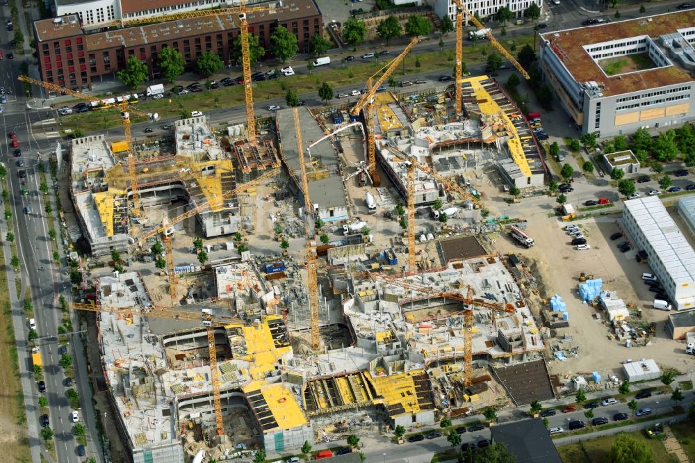 Luftbild Berlin - Baustelle zum Neubau eines Büro- und Geschäftshauses Allianz Campus Berlin im Ortsteil Johannisthal - Adlershof in Berlin