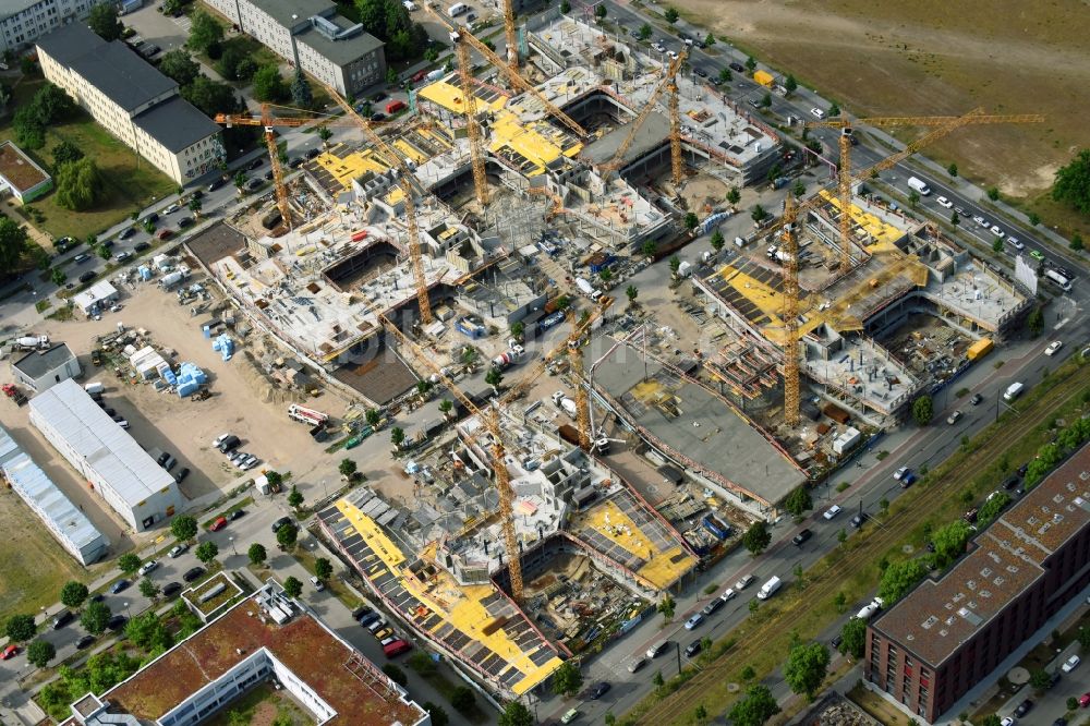 Luftaufnahme Berlin - Baustelle zum Neubau eines Büro- und Geschäftshauses Allianz Campus Berlin im Ortsteil Johannisthal - Adlershof in Berlin