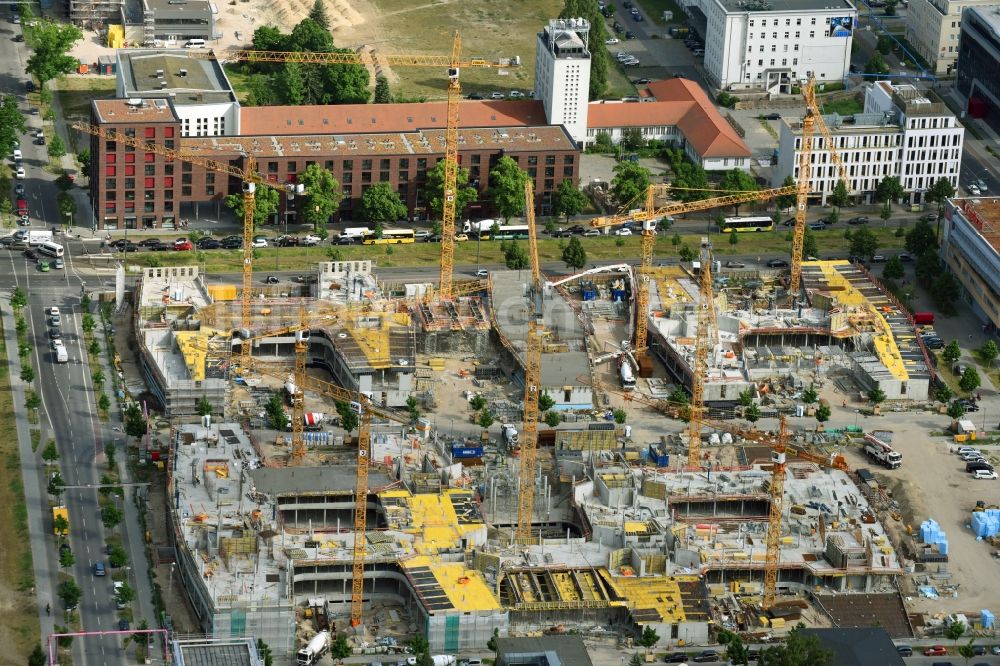 Luftbild Berlin - Baustelle zum Neubau eines Büro- und Geschäftshauses Allianz Campus Berlin im Ortsteil Johannisthal - Adlershof in Berlin