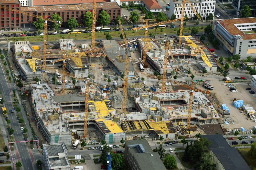 Luftaufnahme Berlin - Baustelle zum Neubau eines Büro- und Geschäftshauses Allianz Campus Berlin im Ortsteil Johannisthal - Adlershof in Berlin