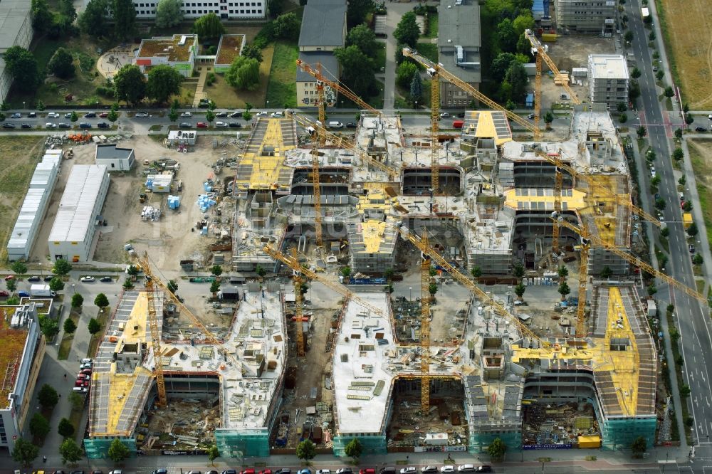 Luftaufnahme Berlin - Baustelle zum Neubau eines Büro- und Geschäftshauses Allianz Campus Berlin im Ortsteil Johannisthal - Adlershof in Berlin