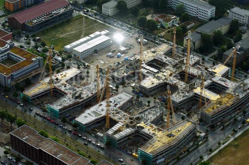 Berlin aus der Vogelperspektive: Baustelle zum Neubau eines Büro- und Geschäftshauses Allianz Campus Berlin im Ortsteil Johannisthal - Adlershof in Berlin