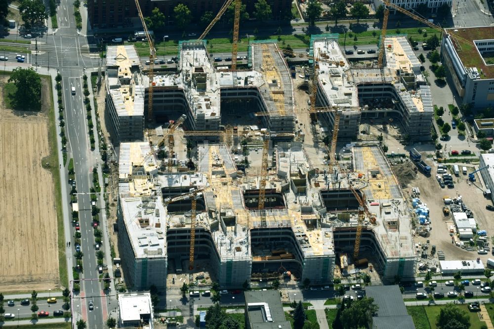 Berlin aus der Vogelperspektive: Baustelle zum Neubau eines Büro- und Geschäftshauses Allianz Campus Berlin im Ortsteil Johannisthal - Adlershof in Berlin