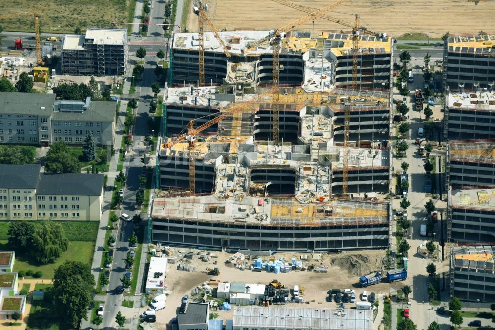 Luftaufnahme Berlin - Baustelle zum Neubau eines Büro- und Geschäftshauses Allianz Campus Berlin im Ortsteil Johannisthal - Adlershof in Berlin