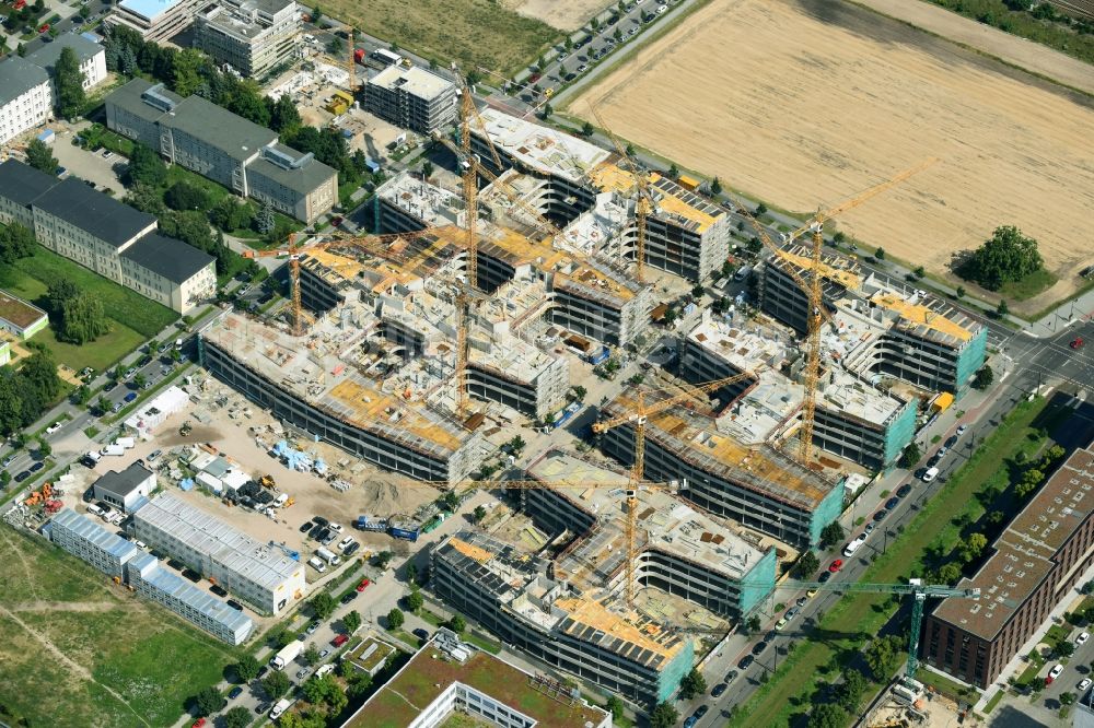 Luftbild Berlin - Baustelle zum Neubau eines Büro- und Geschäftshauses Allianz Campus Berlin im Ortsteil Johannisthal - Adlershof in Berlin