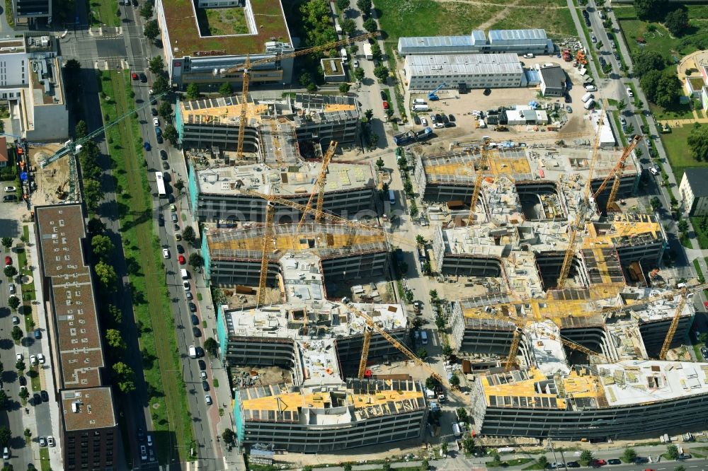 Berlin aus der Vogelperspektive: Baustelle zum Neubau eines Büro- und Geschäftshauses Allianz Campus Berlin im Ortsteil Johannisthal - Adlershof in Berlin