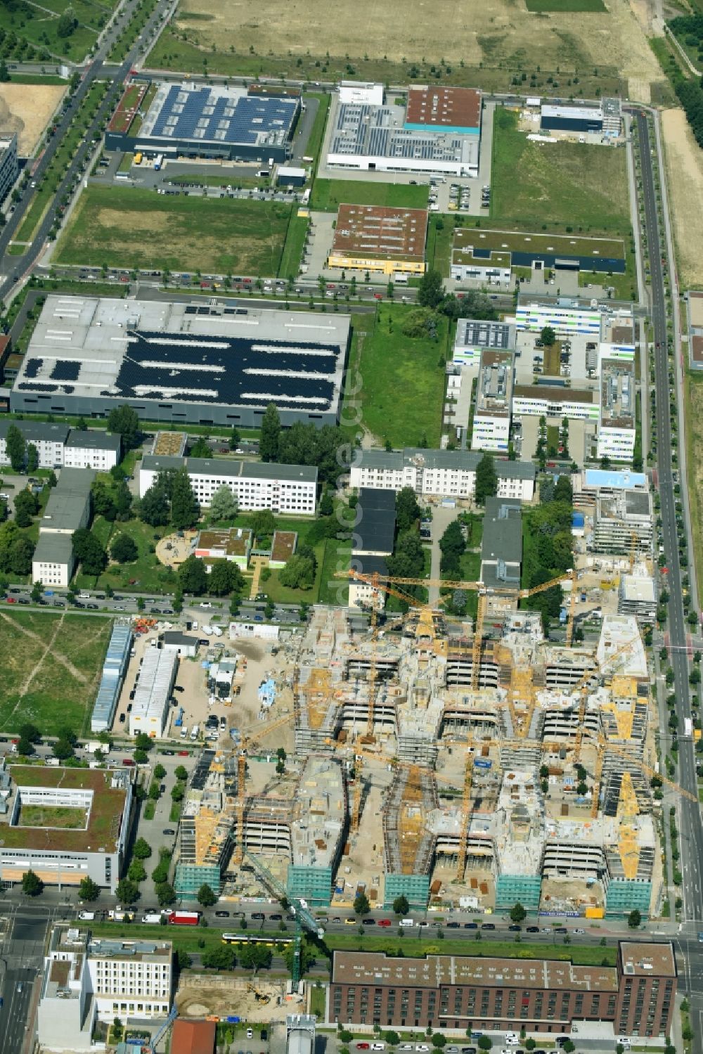 Luftbild Berlin - Baustelle zum Neubau eines Büro- und Geschäftshauses Allianz Campus Berlin im Ortsteil Johannisthal - Adlershof in Berlin