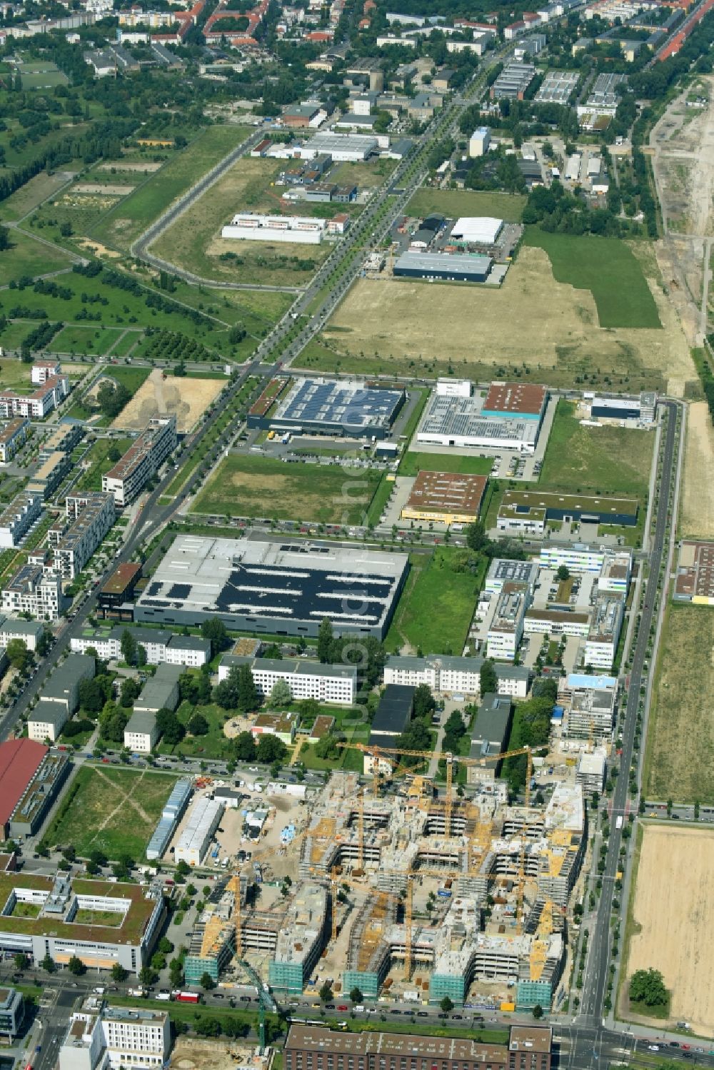 Luftaufnahme Berlin - Baustelle zum Neubau eines Büro- und Geschäftshauses Allianz Campus Berlin im Ortsteil Johannisthal - Adlershof in Berlin