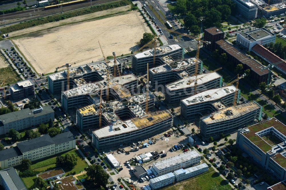 Luftbild Berlin - Baustelle zum Neubau eines Büro- und Geschäftshauses Allianz Campus Berlin im Ortsteil Johannisthal - Adlershof in Berlin