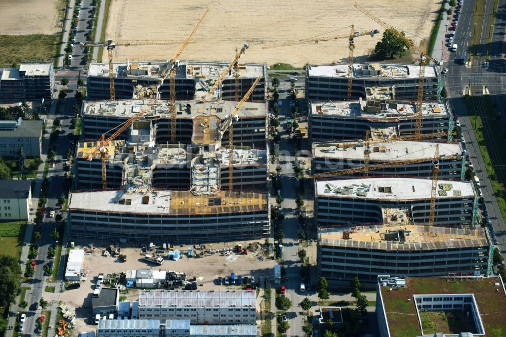 Luftaufnahme Berlin - Baustelle zum Neubau eines Büro- und Geschäftshauses Allianz Campus Berlin im Ortsteil Johannisthal - Adlershof in Berlin