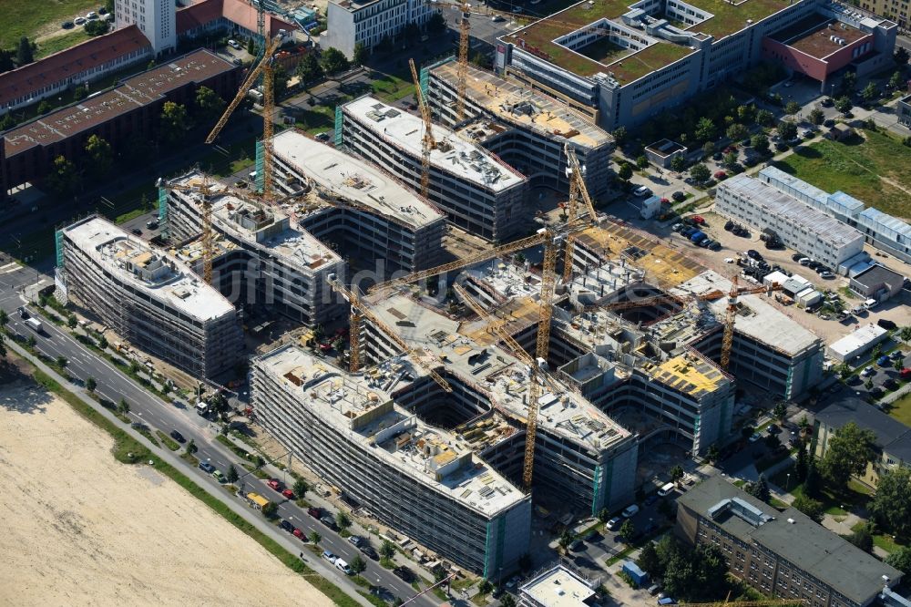 Berlin aus der Vogelperspektive: Baustelle zum Neubau eines Büro- und Geschäftshauses Allianz Campus Berlin im Ortsteil Johannisthal - Adlershof in Berlin