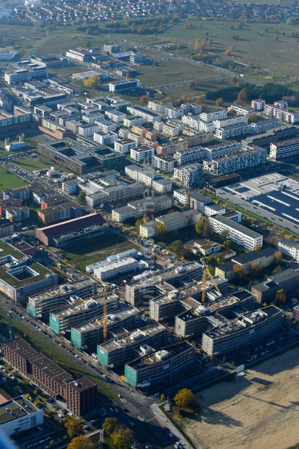 Luftbild Berlin - Baustelle zum Neubau eines Büro- und Geschäftshauses Allianz Campus Berlin im Ortsteil Johannisthal - Adlershof in Berlin