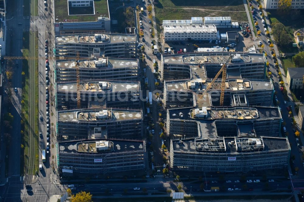 Luftaufnahme Berlin - Baustelle zum Neubau eines Büro- und Geschäftshauses Allianz Campus Berlin im Ortsteil Johannisthal - Adlershof in Berlin