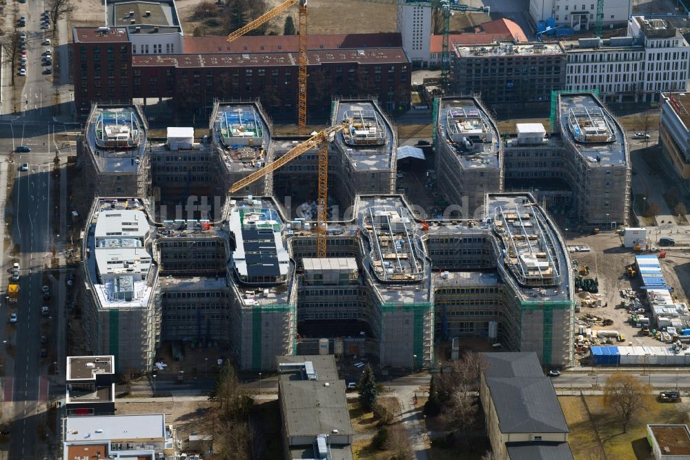 Luftaufnahme Berlin - Baustelle zum Neubau eines Büro- und Geschäftshauses Allianz Campus Berlin im Ortsteil Johannisthal - Adlershof in Berlin