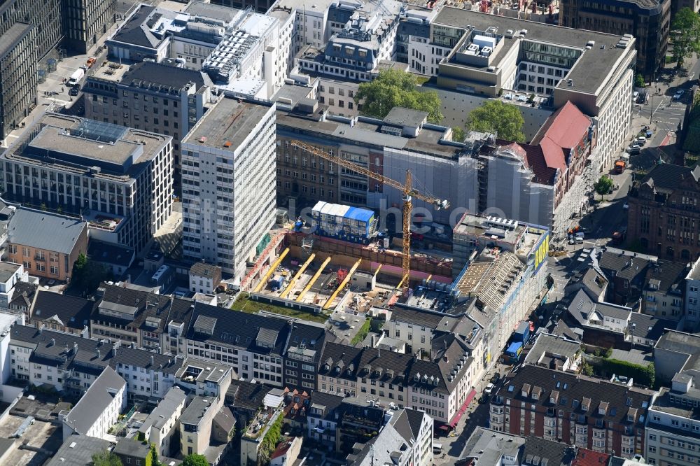 Düsseldorf von oben - Baustelle zum Neubau eines Büro- und Geschäftshauses Carlsquartier im Ortsteil Carlstadt in Düsseldorf im Bundesland Nordrhein-Westfalen, Deutschland