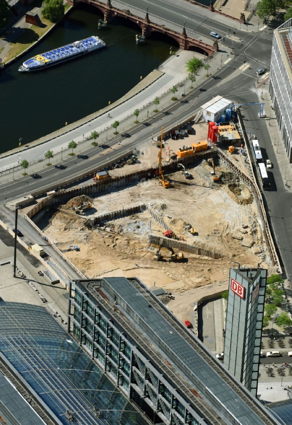 Berlin aus der Vogelperspektive: Baustelle zum Neubau eines Büro- und Geschäftshauses cube berlin in Berlin, Deutschland