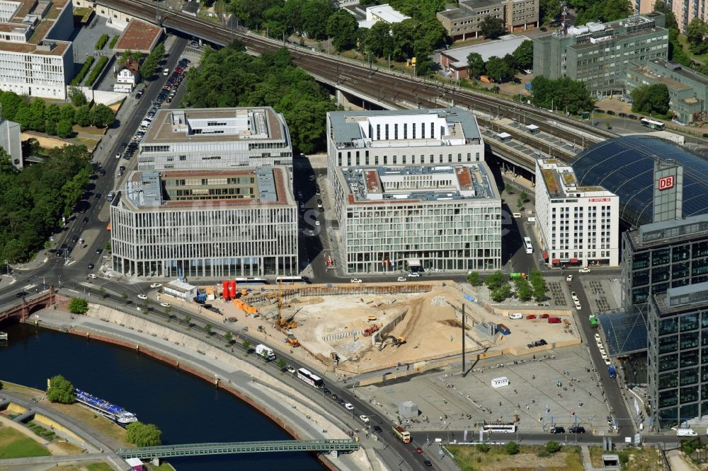 Berlin von oben - Baustelle zum Neubau eines Büro- und Geschäftshauses cube berlin in Berlin, Deutschland