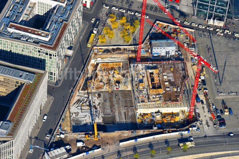 Berlin von oben - Baustelle zum Neubau eines Büro- und Geschäftshauses cube berlin in Berlin, Deutschland