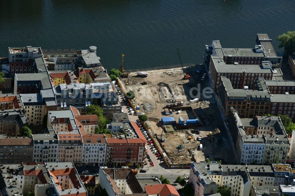 Luftbild Berlin - Baustelle zum Neubau eines Büro- und Geschäftshauses CUVRY CAMPUS an der Cuvrystraße - Schlesische Straße im Ortsteil Kreuzberg in Berlin, Deutschland