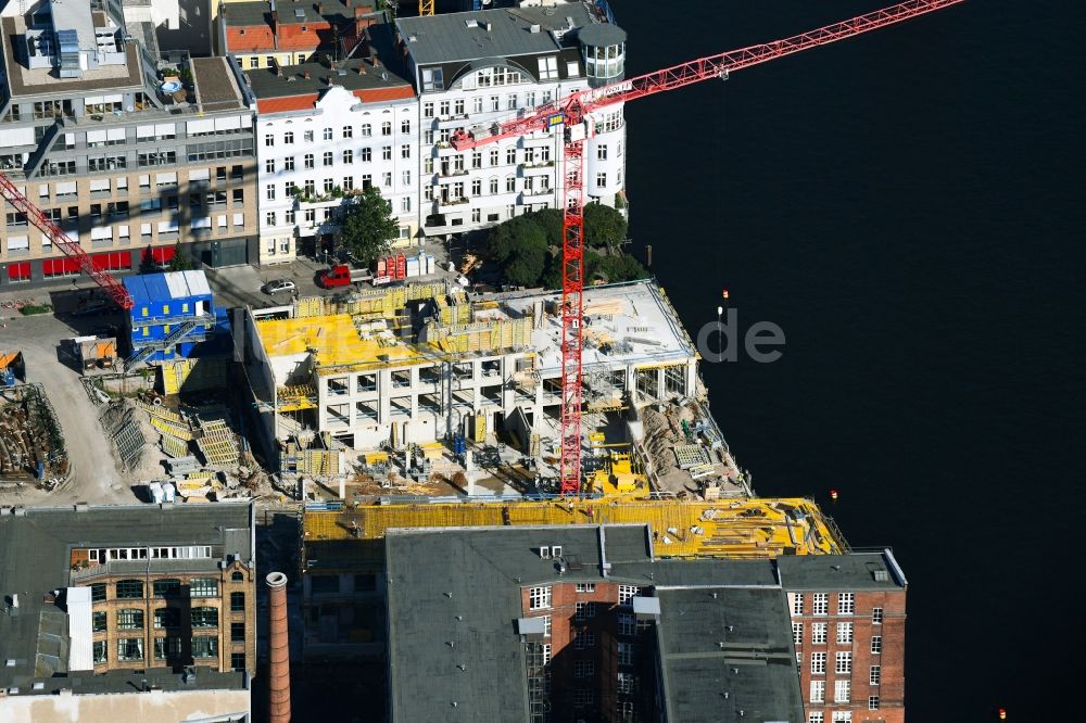 Luftaufnahme Berlin - Baustelle zum Neubau eines Büro- und Geschäftshauses CUVRY CAMPUS an der Cuvrystraße - Schlesische Straße im Ortsteil Kreuzberg in Berlin, Deutschland