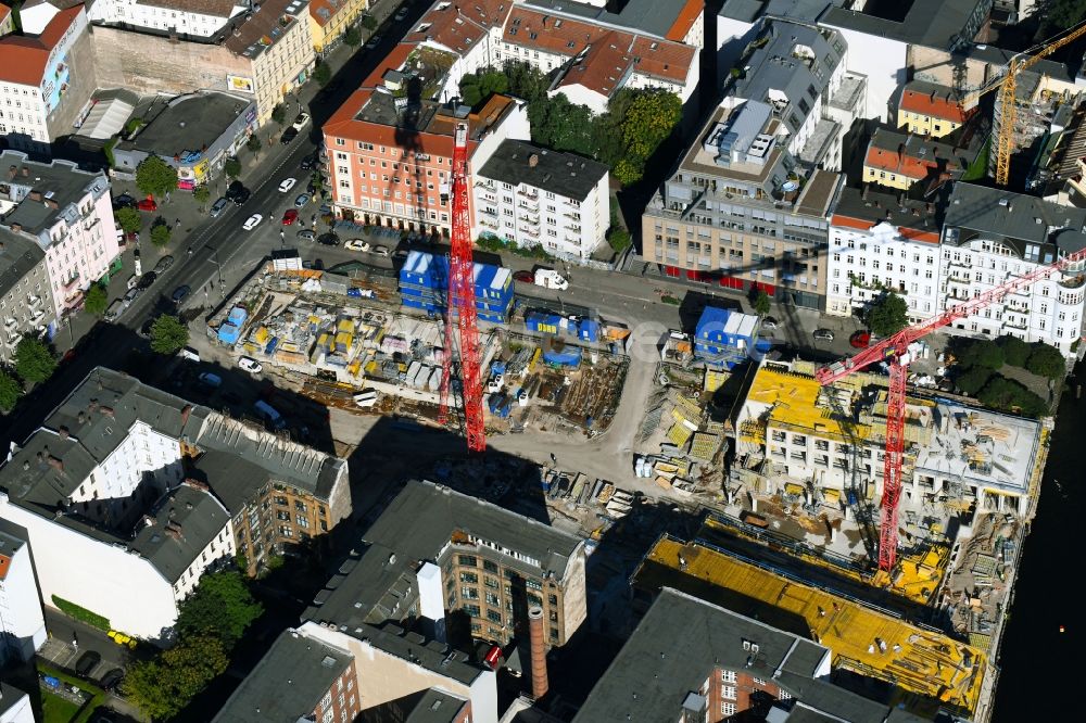 Berlin aus der Vogelperspektive: Baustelle zum Neubau eines Büro- und Geschäftshauses CUVRY CAMPUS an der Cuvrystraße - Schlesische Straße im Ortsteil Kreuzberg in Berlin, Deutschland