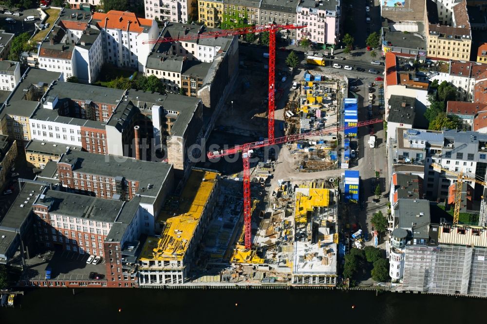 Luftaufnahme Berlin - Baustelle zum Neubau eines Büro- und Geschäftshauses CUVRY CAMPUS an der Cuvrystraße - Schlesische Straße im Ortsteil Kreuzberg in Berlin, Deutschland