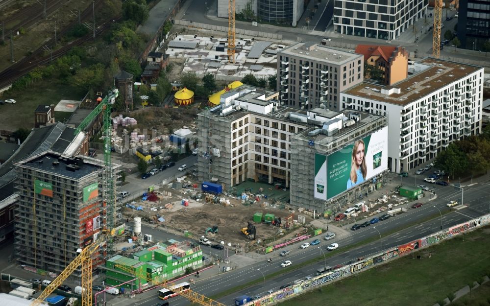 Luftaufnahme Berlin - Baustelle zum Neubau eines Büro- und Geschäftshauses durch die BAM Deutschland AG an der Mühlenstraße - Am Postbahnhof im Stadtteil Friedrichshain in Berlin