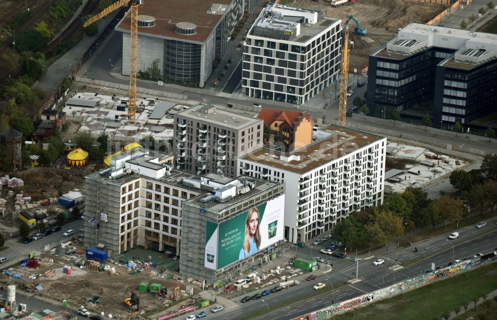 Berlin aus der Vogelperspektive: Baustelle zum Neubau eines Büro- und Geschäftshauses durch die BAM Deutschland AG an der Mühlenstraße - Am Postbahnhof im Stadtteil Friedrichshain in Berlin