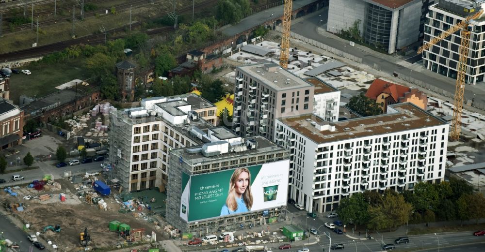 Luftbild Berlin - Baustelle zum Neubau eines Büro- und Geschäftshauses durch die BAM Deutschland AG an der Mühlenstraße - Am Postbahnhof im Stadtteil Friedrichshain in Berlin