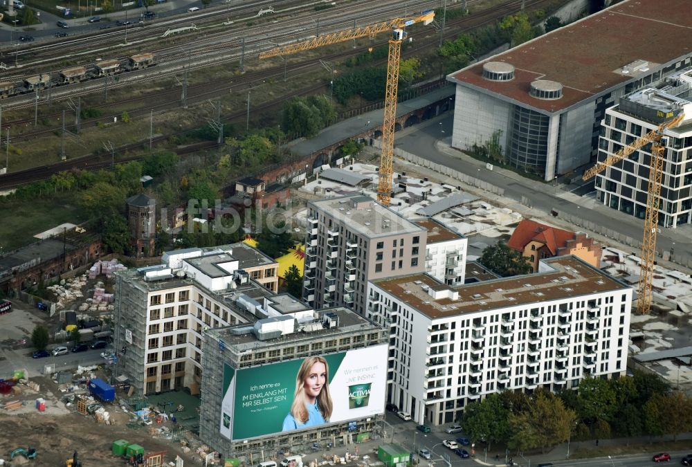 Luftaufnahme Berlin - Baustelle zum Neubau eines Büro- und Geschäftshauses durch die BAM Deutschland AG an der Mühlenstraße - Am Postbahnhof im Stadtteil Friedrichshain in Berlin