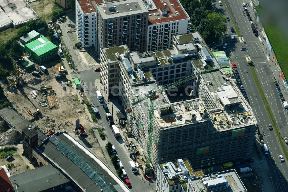 Luftaufnahme Berlin - Baustelle zum Neubau eines Büro- und Geschäftshauses durch die BAM Deutschland AG an der Mühlenstraße - Am Postbahnhof im Stadtteil Friedrichshain in Berlin